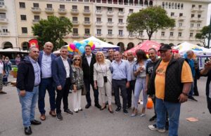 Ο Περιφερειάρχης Κεντρικής Μακεδονίας Απόστολος Τζιτζικώστας στη μεγάλη γιορτή για τα 94 χρόνια λειτουργίας των λαϊκών αγορών στην Πλατεία Αριστοτέλους