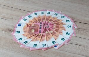 Σήμερα καταβάλλονται 300€ σε μακροχρόνια άνεργους