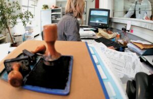 Σύνταξη στο δημόσιο: Ποιοι μπορούν να βρουν στα 50 και ποιοι στα 62 τους χρόνια