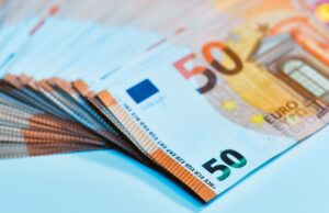 Τα πέντε επιδόματα που ετοιμάζεται να δώσει η κυβέρνηση