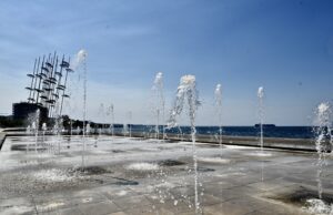 Σε δοκιμαστική λειτουργία τα σιντριβάνια στις «Ομπρέλες» του Ζογγολόπουλου – Εντυπωσιάζουν οι εικόνες από τη νέα παραλία