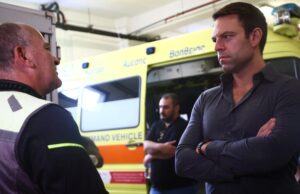 Ο Στέφανος Κασσελάκης στη Θεσσαλονίκη, με εργαζόμενους του ΕΚΑΒ