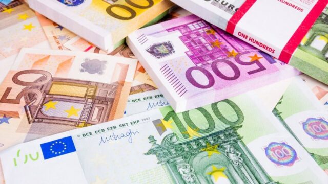 81-ti-simvainei-otan-ektipwneis-khrimata-sto-polimikhanima-soy