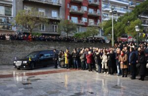 Σε λαϊκό προσκύνημα η σορός του Βασίλη Καρρά