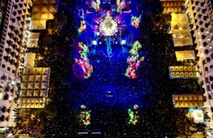 Θεσσαλονίκη: Φωταγωγήθηκε το χριστουγεννιάτικο δέντρο στην πλατεία Αριστοτέλους